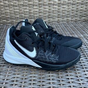 Nike‎ Kyrie Flytrap 2 GS Black and White Basketball Sneakers Boys Size 4